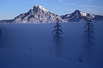 Winterlandschaft mit Traunstein im Bodennebel, Gemeinde AltmÃ¼nster, Salzkammergut, OberÃ¶sterreich, Ã–sterreich - winter landscape with mount traunstein in ground fog, community altmÃ¼nster, region salzkammergut, province upperaustria, austria