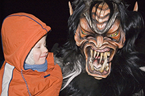 Berchtenlauf in Ebensee, Berchtenmaske mit Kind, Salzkammergut - running of berchten in the village of ebensee, berchtenmask with child, province salzkammergut, austria