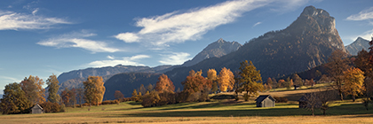 Herbstliche Landschaft, Weide mit Schuppen, herbstliche BÃ¤ume und Berge, Salzkammergut, OberÃ¶sterreich, Ã–sterreich - autumnally landscape, pasturage with shantys, autumnally trees and mountains, region salzkammergut, province upperaustria, austria