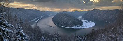 Winterlandschaft mit Donauschlinge bei SchlÃ¶gen, Innviertel, OberÃ¶sterreich, Ã–sterreich - winterlandscape with donau sinuosity at the village of schlÃ¶gen, region innviertel, upperaustria, austria