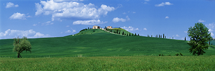 Castello auf einem HÃ¼gel inmitten von Getreidefeldern in der Crete, Toskana, Italien