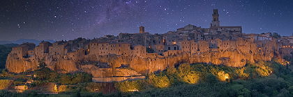 Panorama vom beleuchteten Pitigliano bei Nacht, Toskana, Italien - panorama of lighted pitigliono at night, tuscany, ital