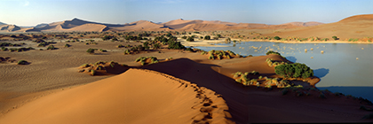 WÃ¼stensee im Sossusvlei und hohe SanddÃ¼nen, WÃ¼ste Namib, Namibia - desert lake in the sossusvlei and high sand dunes, namib desert, namibia