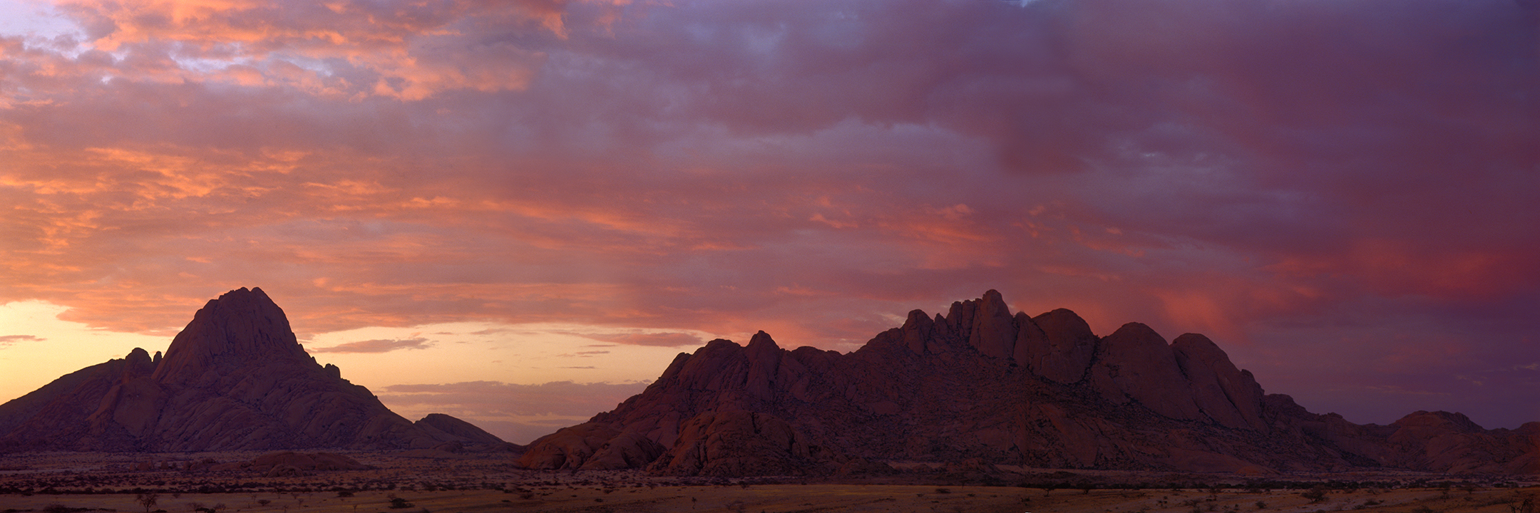 Inselberg Spitzkoppe bei Sonnenaufgang mit rot glÃ¼henden Wolken, Namibia - island mountain mount spitzkoppe at sunrise with red glowing clouds, namibia