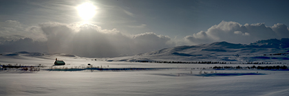 Winterlandschaft mit einsamer Kirche im Sonnenlicht, Sonne im Bild, Nordnorwegen, Norwegen - winterlandscape with lonely church in the sunlight, sun in the picture, north norway, norway