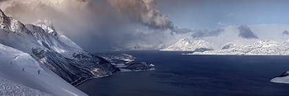Lichterstimmung in einem tief verschneider Fjord in Nordnorwegen, Norwegen - lightning atmosphere in a deep snow covered fjord in northnorway, norway