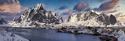 verschneites Fischerdorf Reine, Lofoten, Norwegen - snow covered fishing village reine, lofote island, norway