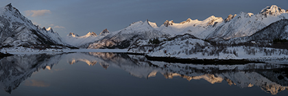 Lofotenberge mit leuchtenden Gipfeln in der AbenddÃ¤mmerung, Lofoten, Norwegen - lofot mountains with glowing summits in the twilight, lofote island, norway