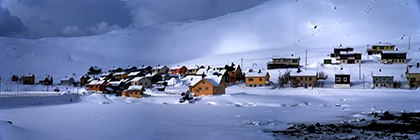 tief verschneites Dorf in Nordnorwegen, Norwegen - deep snow-covered village in northern norway, norway