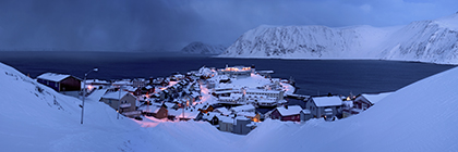 tief verschneites Honningsvag in der MorgendÃ¤mmerung, Norwegen - deep snow-covered city of honningsvag in the break of dawn, norway