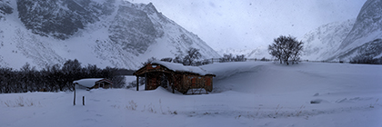 SchutzhÃ¼tte in den tief verschneiten Bergen Nordnorwegens, Norwegen - refuge in the deep snowy mountains of north norway, norway