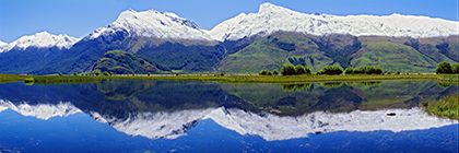 Southern Alps spiegeln sich in einem Bergsee, Aspiring-Nationalpark, Neuseeland, Southern Alps are reflecting in a montain lake, Aspiring Nationalpark, New Zealand