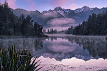 Spiegelung des Mt. Tasman und Mt. Cook auf dem Lake Matheson, Westcoast-Nationalpark, SÃ¼dinsel, Neuseeland - reflection of mt. tasman and mt. cook on the lake matheson, westcoast-nationalpark, southern island, new zealand