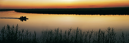 Boot auf dem Chobe bei Sonnenuntergang, Botswana - boat on the chobe river at sunset, botswanaBoot auf dem Chobe bei Sonnenuntergang, Botswana - boat on the chobe river at sunset, botswana